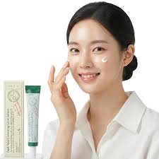 Brighten skin & fade dark spots with this glow correcting cream. Lightweight formula for a radiant, even-toned complexion with daily use